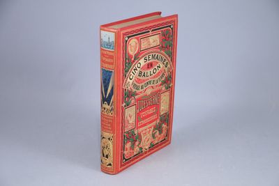 un livre rouge posé sur une surface blanche