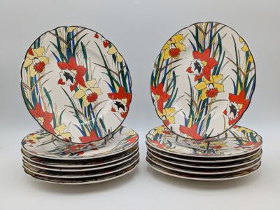 quatre assiettes ornées de motifs floraux sont empilées les unes sur les autres