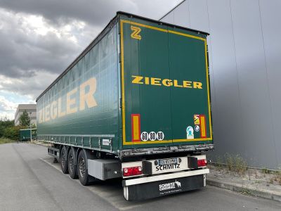un camion garé sur le côté de la route