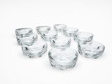 un ensemble de petits bols en verre posés sur une surface blanche