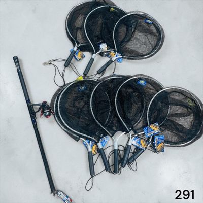 quatre raquettes de tennis et un filet posés par terre