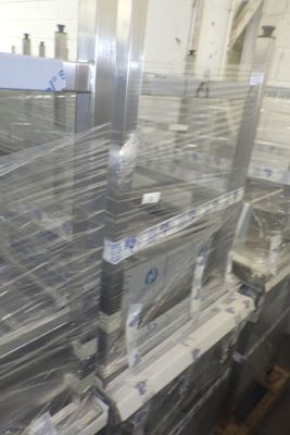 de nombreux cartons emballés sur une palette