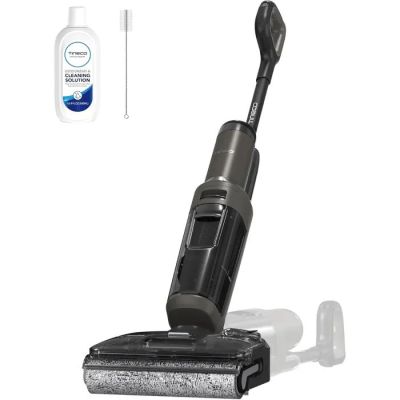 un gros plan sur un aspirateur et un flacon de produit nettoyant