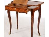 une petite table en bois sur laquelle est posé un livre