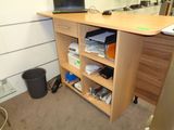 un bureau sur lequel est posé un ordinateur portable dans une pièce