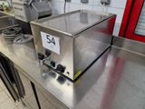 un comptoir en métal surmonté d'un coffret métallique