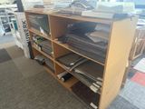 une bibliothèque en bois remplie d'une multitude de tissus de toutes sortes