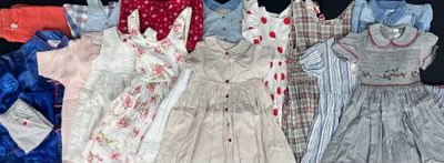 beaucoup de vêtements de bébé qui traînent par terre