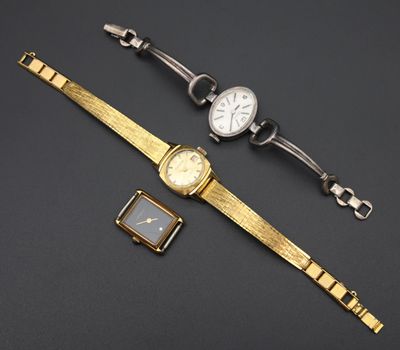 deux montres et un bracelet de montre sur un fond noir