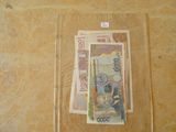 une photo d'une liasse de billets dans un sac en plastique