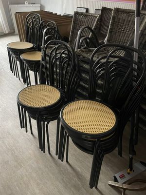 un grand nombre de chaises alignées dans une pièce