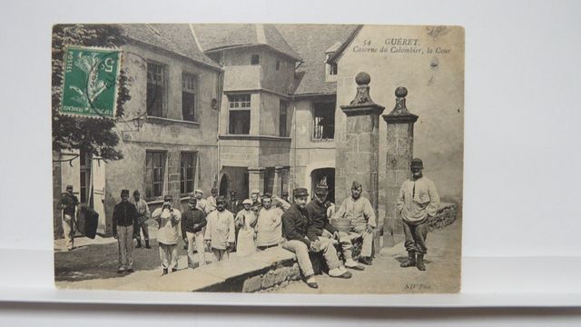 Guéret : Caserne du Colombier. La Cour (ND 54). TBE. Carte rare !...