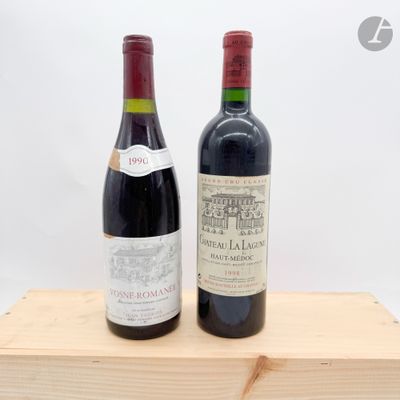 deux bouteilles de vin posées sur une caisse en bois