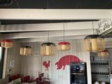 Il y a de nombreuses lampes suspendues au plafond dans ce restaurant.