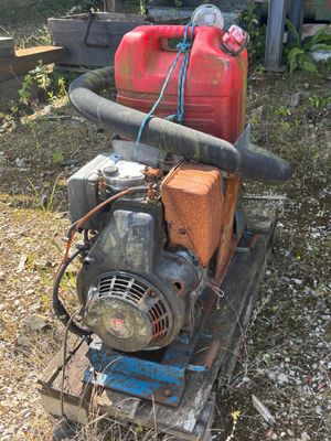 un bidon d'essence rouge posé sur un petit moteur
