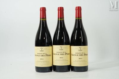 trois bouteilles de vin posées sur une table blanche