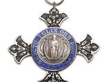 un gros plan d'une croix sur laquelle est accrochée une médaille