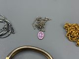 tout un tas de bijoux de toutes sortes sur la table
