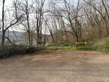 un banc jaune posé au milieu d'un parking
