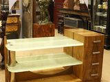 une étagère en verre sur laquelle est posé un miroir, dans une pièce