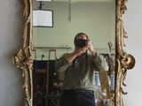 un homme se prenant en photo dans un miroir