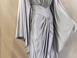 robe grise drapée sur un mannequin, sur fond blanc