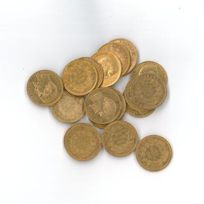 une pile de pièces d'or sur une surface blanche
