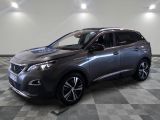 Le nouveau SUV Nissan est exposé dans le showroom d'un concessionnaire.