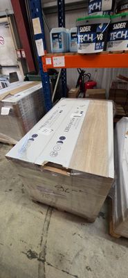 Des caisses en bois sont empilées sur des palettes dans un entrepôt