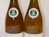 deux bouteilles de vin posées l'une à côté de l'autre sur une table