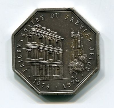 une pièce d'argent sur laquelle figure l'image d'un bâtiment