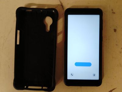 deux téléphones portables posés l'un à côté de l'autre sur une table