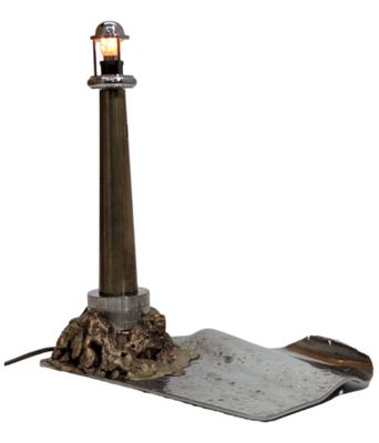 une lampe posée sur un morceau de métal