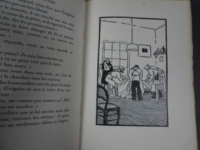 un livre ouvert sur lequel figure un dessin représentant des personnes dans une pièce