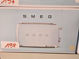 deux cartons de grille-pain Smeg exposés dans un magasin