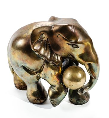 statue d'un éléphant tenant une balle dans sa trompe