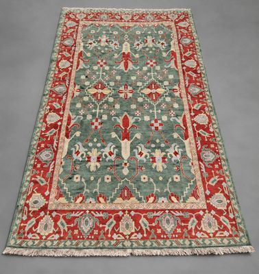 un tapis vert et rouge à motifs floraux