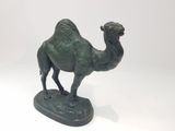 statue en bronze représentant un chameau sur un socle, sur fond blanc