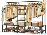 une photo d'un présentoir de vêtements et de chaussures