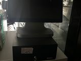 une télévision posée sur une table