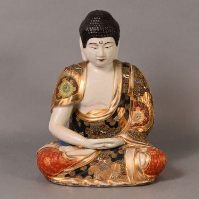 une statue représentant une personne assise en position de méditation