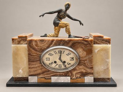 une horloge surmontée d'une statue d'homme