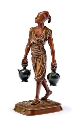 statue en bronze représentant une femme tenant deux pots et une cruche