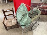 une poussette et une chaise dans une pièce