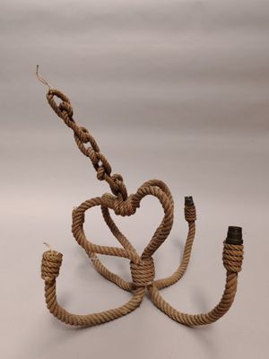 une corde à laquelle est attaché un nœud en forme de cœur