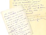 une vieille lettre manuscrite d'un homme tenant un bout de papier sur lequel sont inscrits des mots
