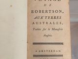 un vieux livre ouvert sur une table