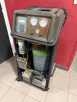 une machine posée par terre près d'un mur rouge