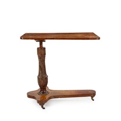 une table ancienne avec un plateau et un piètement en bois