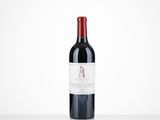 une bouteille de vin rouge posée sur une table
